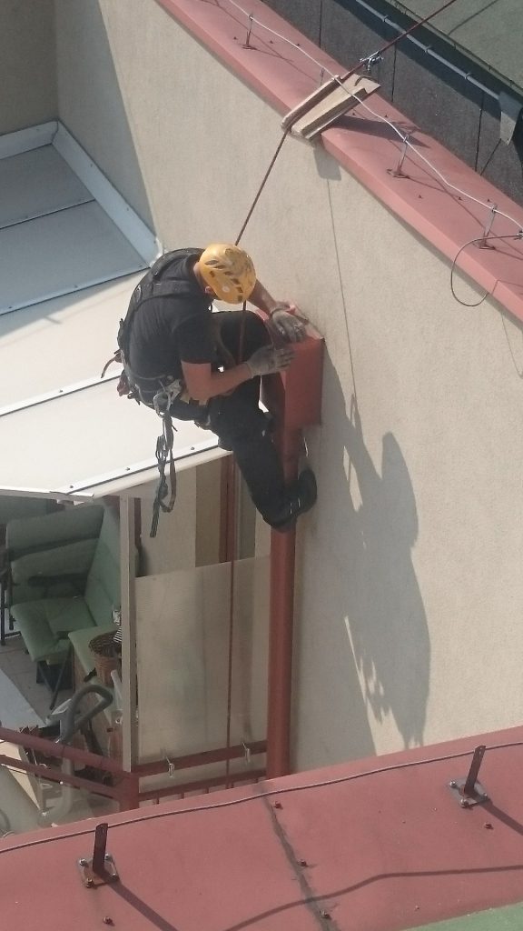 usługa czyszczenia rynny